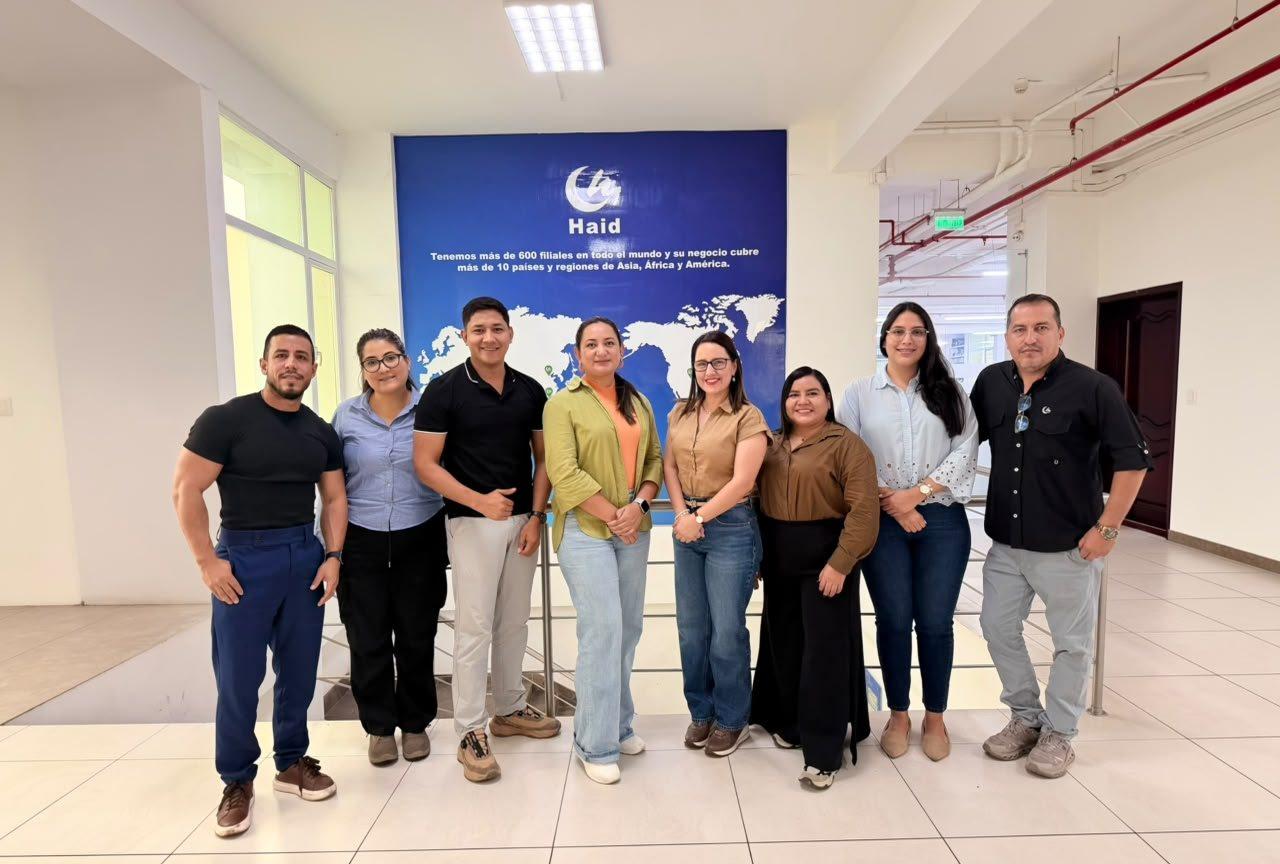 Parte del equipo de HAID Ecuador en las oficinas