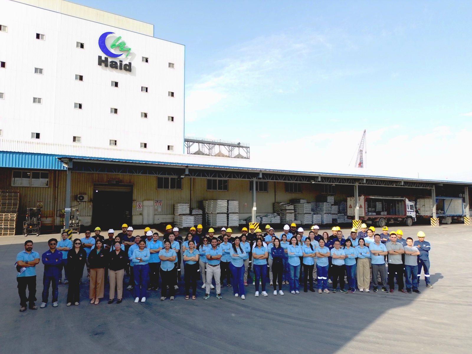 Colaboradores de HAID Ecuador frente a la planta